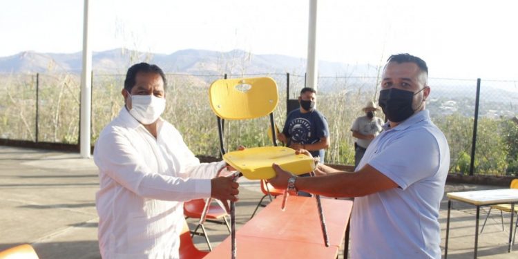 Entrega Lupillo Aguilera mobiliario y equipo escolar en 9 municipios