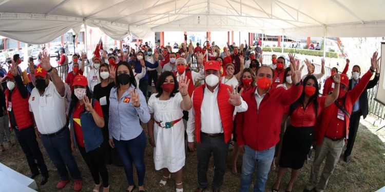 ABANDERA PT ANTE IEM AL PROFESOR RAÚL MORÓN OROZCO COMO CANDIDATO A GOBIERNO DE MICHOACÁN