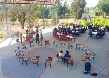 Reciben a estudiantes de nivel secundaria en el plantel 16 Huandacareo del CECyTEM