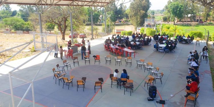 Reciben a estudiantes de nivel secundaria en el plantel 16 Huandacareo del CECyTEM