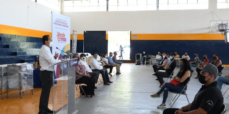 Entregan Sedeco y Ayuntamiento de La Piedad apoyos de Vende Más a 20 negocios