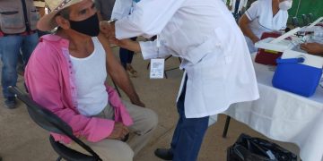 Inicia vacunación contra COVID-19 en Aguililla y Churumuco para adultos mayores de 60 años