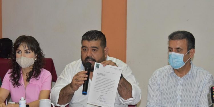 El Diputado Federal, Paco Huacus, solicita licencia al Congreso de la Unión.