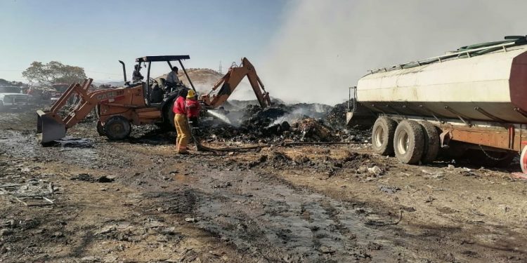 Coordina PC estatal y municipio de Múgica, labores para mitigar incendio en relleno sanitario.