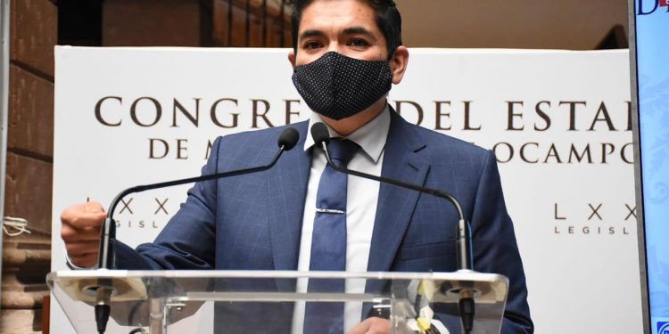 Logra Arturo Hernández emisión de licencias de manejo permanentes para Michoacán