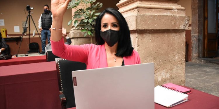 Logra Lucila Martínez que en Michoacán por Ley se incrementen días de descanso paternal