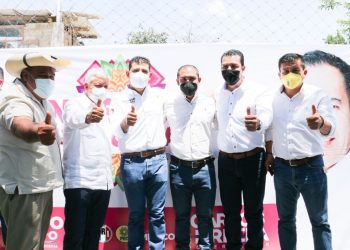 Arropa Juan Luis García a Octavio Ocampo en su inicio de campaña