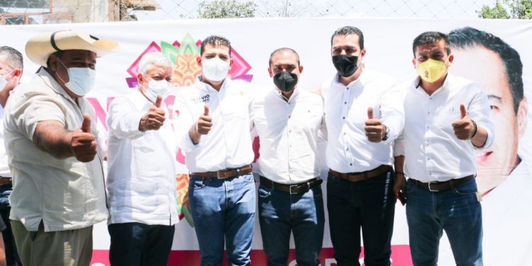 Arropa Juan Luis García a Octavio Ocampo en su inicio de campaña