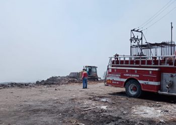 Combaten incendio en el basurero de Apatzingán