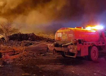 Se incendia basurero municipal; bomberos atacan fuego