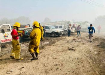 Bomberos continúan el combate al incendio del basurero