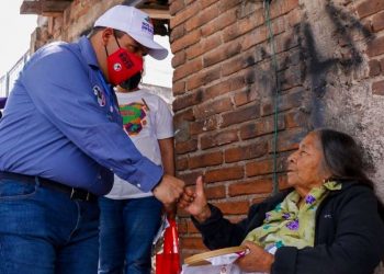 Bladimir González escucha de primera mano necesidades de las y los tarimbarenses