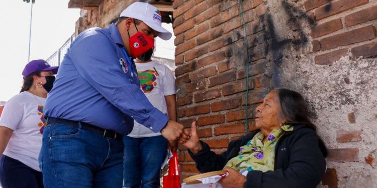 Bladimir González escucha de primera mano necesidades de las y los tarimbarenses