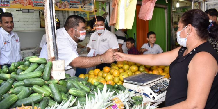 Paco Huacus y Toño Cruz visitan el mercado Ignacio López Rayón