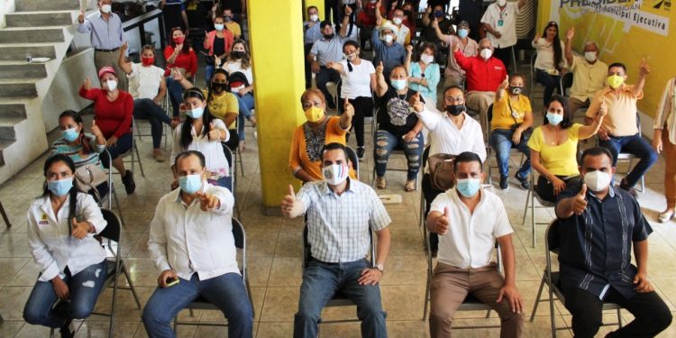 Diferencias son nuestra fuerza de unión, dijo Uriel Chávez en oficinas del PRD; luego visitó colonias