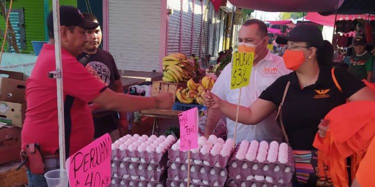 Comerciantes de Apatzingán reciben y respaldan a Julián Servando Vargas