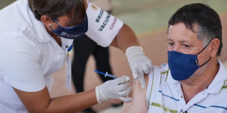 Inicia vacunación con CanSino en 48 municipios de Michoacán