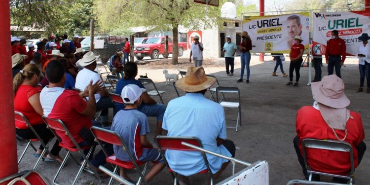 Uriel Chávez hombre de palabra y compromiso recorre la zona rural de Apatzingán