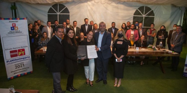 Bedolla firma Pacto por la Primera Infancia