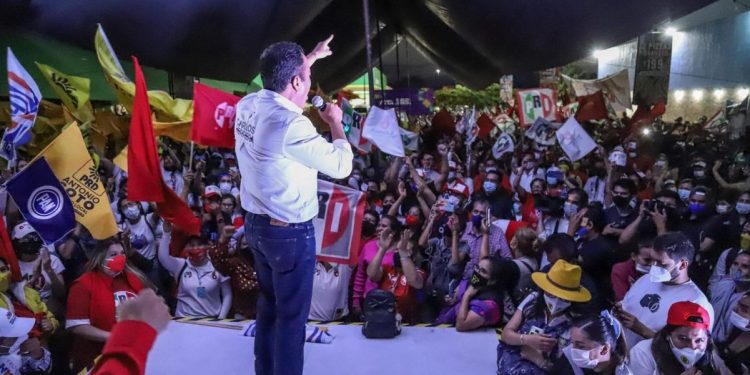 Arropan miles a Carlos Herrera en Tarímbaro