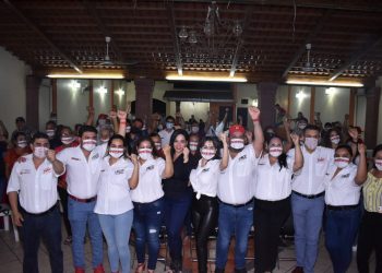 Suman Paco Huacus y Toño Cruz a la Ex presidenta del DIF municipal, Liz Guízar.