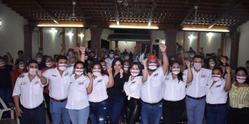 Suman Paco Huacus y Toño Cruz a la Ex presidenta del DIF municipal, Liz Guízar.