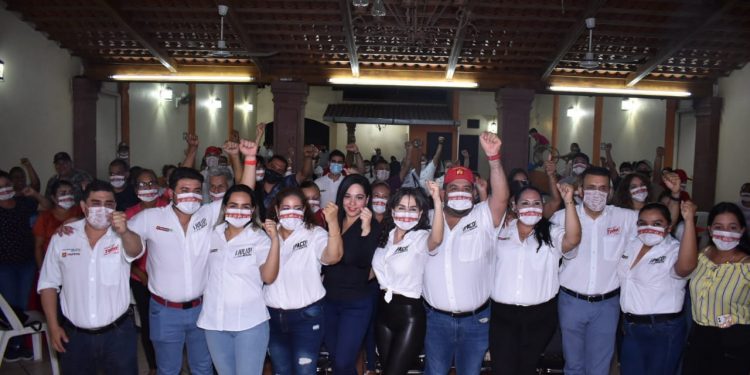 Suman Paco Huacus y Toño Cruz a la Ex presidenta del DIF municipal, Liz Guízar.