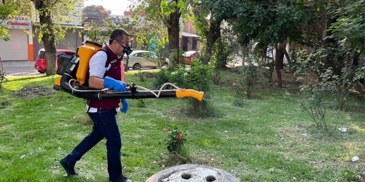 *Realiza Juan Carlos Barragán jornadas de fumigación en distintas colonias de Morelia