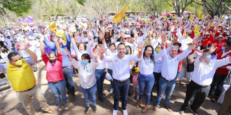 Dejo mi firma como prueba de compromiso por las mujeres de Jiquilpan: Carlos Herrera
