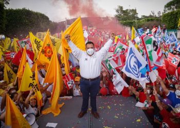 Acompañado de miles de tarimbarenses, cierra campaña Bladimir González