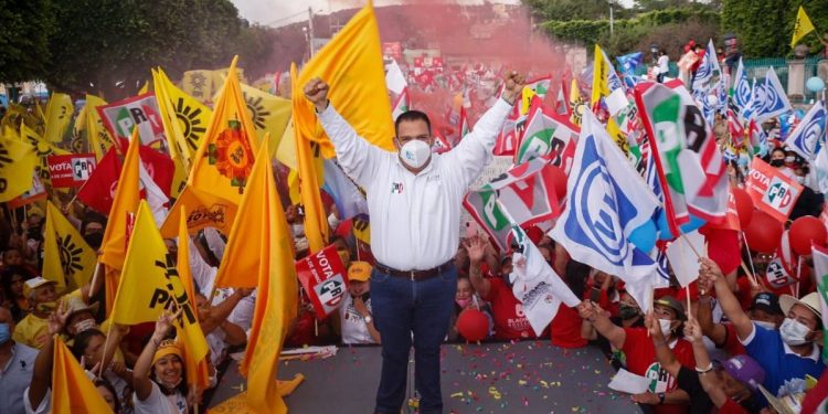 Acompañado de miles de tarimbarenses, cierra campaña Bladimir González