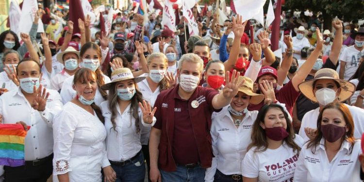 Bedolla propone crear cooperativas de mujeres para frenar violencia económica de género