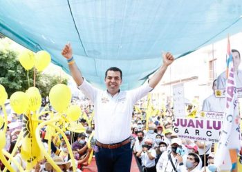 Arropado por miles de personas, Juan Luis García cierra campaña en Huetamo