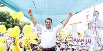 Arropado por miles de personas, Juan Luis García cierra campaña en Huetamo