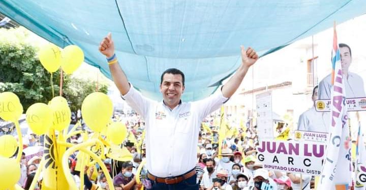 Arropado por miles de personas, Juan Luis García cierra campaña en Huetamo