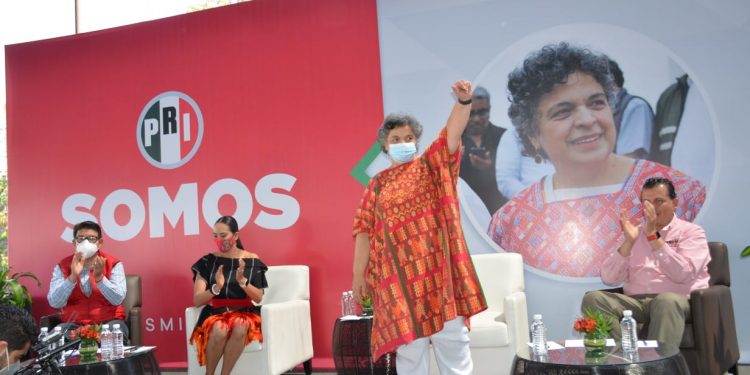 La senadora encabeza diálogo con la militancia priista.