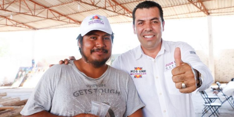 Juan Luis García hace equipo con trabajadores de la construcción