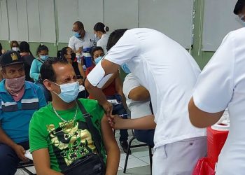 Inicia jornada de vacunación a trabajadores de la educación en Michoacán