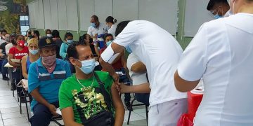 Inicia jornada de vacunación a trabajadores de la educación en Michoacán