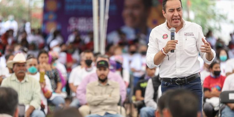 Se suman miles trabajadores y productores de berries con Carlos Herrera