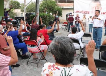Con Propuestas y sin descalificaciones José Luís Cruz Lucatero recorre colonias de Apatzingán