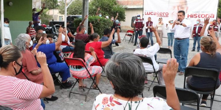 Con Propuestas y sin descalificaciones José Luís Cruz Lucatero recorre colonias de Apatzingán