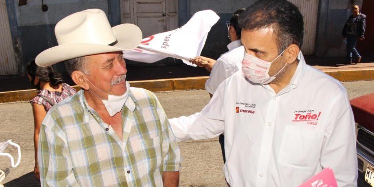 En Tancítaro ciudadanos colocan como puntero a Toño Cruz para Diputado Local