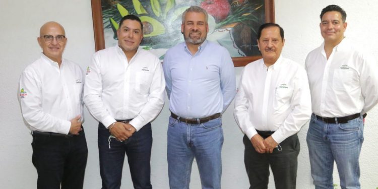 Gobernador electo y APEAM analizan la sustentabilidad ambiental del aguacate
