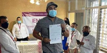 Brayan Zamora Castañeda recibe constancia de regidor plurinominal en Parácuaro**