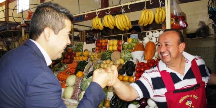 Carlos Paredes recorre mercado municipal para agradecer el voto de los tuxpeños