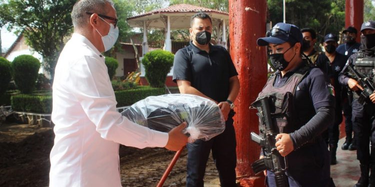 Ayuntamiento de Huiramba entrega uniformes a SP y PC