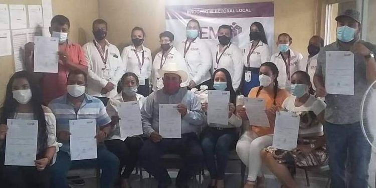 Huriel Bautista Cabrera recibe constancia como alcalde electo de Parácuaro