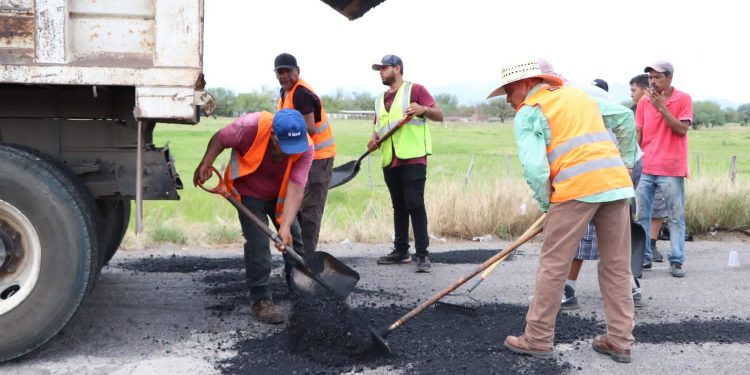 El gobierno de Apatzingán trabaja en el bacheo de 15 kilómetros de carreteras rurales
