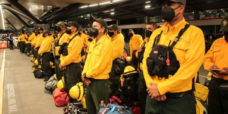 México envía segundo grupo de combatientes de incendios forestales en apoyo a Canadá